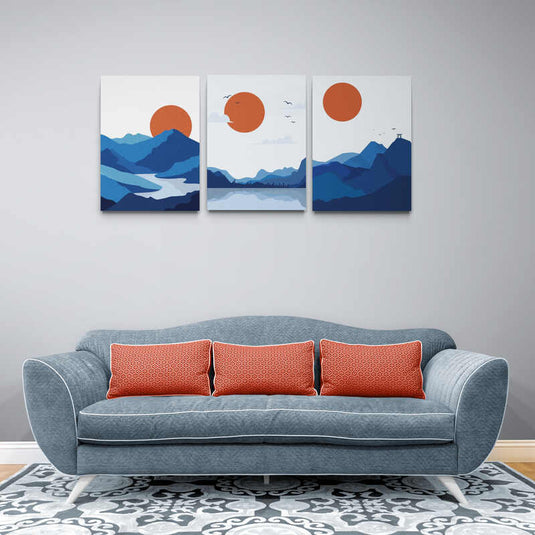 Tríptico decorativo de paisaje montañoso en azul con sol naranja y detalles de fauna