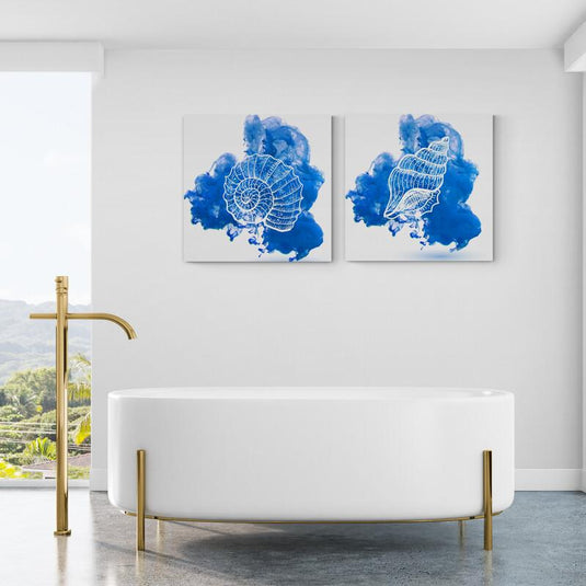 Conchas marinas detalladas sobre fondo azul acuarela