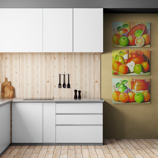 Tríptico de pinturas de naturaleza muerta con frutas variadas