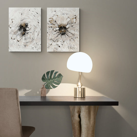 Díptico de abejas abstractas en tonos neutros. Pintura moderna en beige, blanco y negro con detalles dorados. Decoración elegante y minimalista.