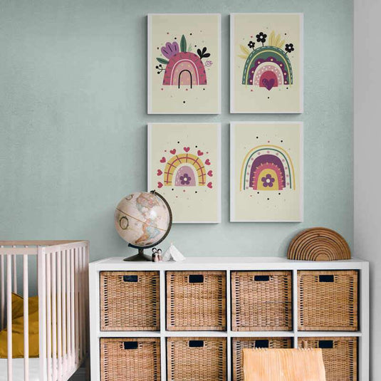 Serie de cuadros con arcoíris estilizados y detalles florales en tonos pastel
