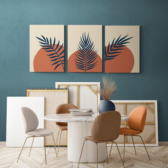 Serie de cuadros minimalistas con palmas negras sobre fondos terracota