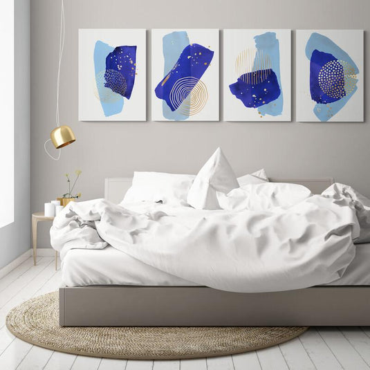 Serie de cuadros abstractos en tonos azules con detalles dorados y patrones geométricos