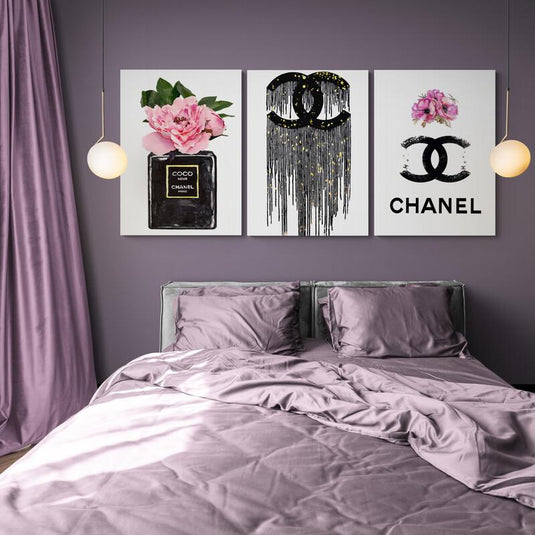 Cuadro tríptico de Chanel Coco Noir, logo goteando y flores rosas
