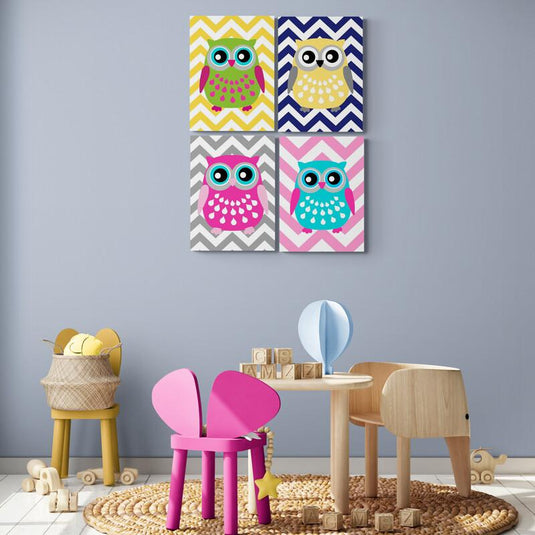 Set de 4 cuadros decorativos con patrón sicsac blanco: 1) Fondo amarillo y búho bebé verde-rojo; 2) Fondo azul y búho amarillo-gris; 3) Fondo gris y búho rosa; 4) Fondo rosa y búho azul-rosa.
