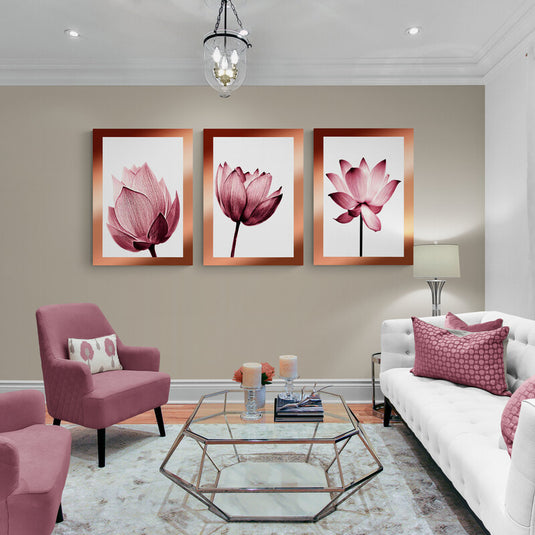 Set de cuadros con marialuisa naranja y fucsia metálico: flores turquesa sobre fondo blanco.