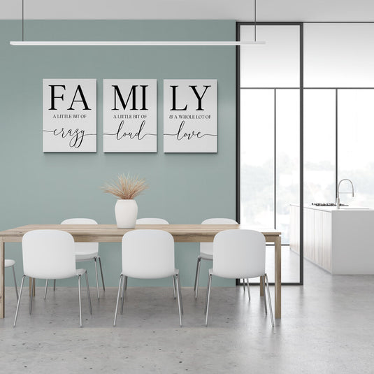 Set de cuadros decorativos con fondo blanco, dividiendo y presentando la palabra FAMILY a lo largo de los tres lienzos.