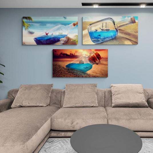 Tríptico de botellas con escenas marinas, cangrejo, velero y tortuga, en entornos costeros