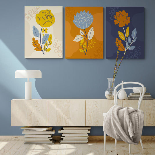 Tríptico floral otoñal con tonos cálidos y siluetas estilizadas