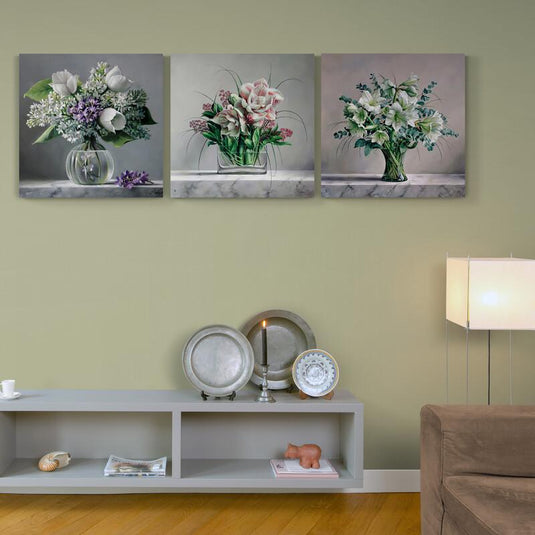 Trío de arreglos florales en jarrones