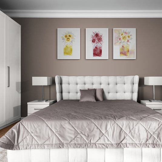 Floreros con flores en tonos pastel para decoración