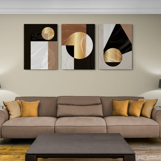 Set de cuadros geométricos: fondo negro con cuadrado blanco y café y círculo dorado; diseños rectangulares blancos y café con círculo dorado y negro; fondo beige con círculo combinado dorado, negro y café.