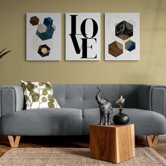 Set de cuadros en fondo blanco: hexágonos en café, gris, esmeralda con destellos dorados; inscripción 'LOVE'; hexágonos marmoleados, esmeralda y toques amarillos.