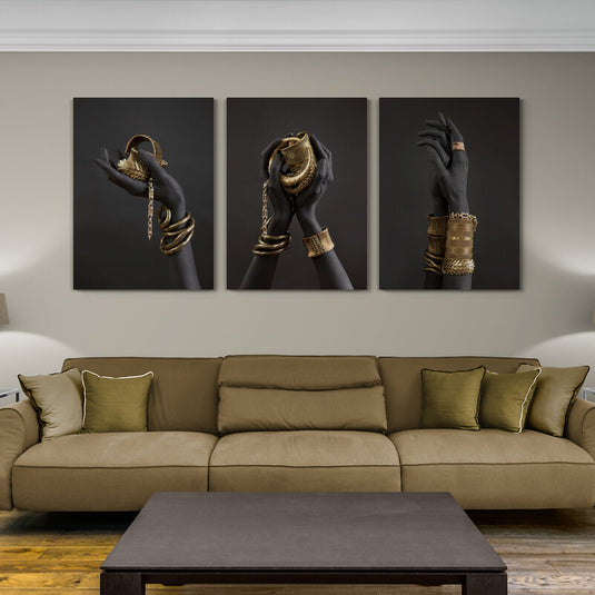 Set de cuadros decorativos: Manos estilizadas en fondo negro con accesorios brillantes amarillos, destacando elegancia y lujo.