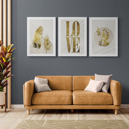 Tríptico con plumas doradas, texto 'LOVE', y hojas en círculo