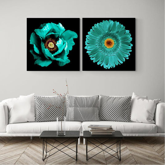 Set minimalista de cuadros con fondo negro y flor destacada en verde turquesa.
