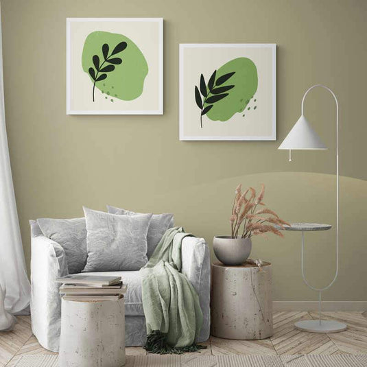 Set minimalista de cuadros con marialuisa blanca: fondo amarillo pastel, mancha verde y ramita oscura delicada.