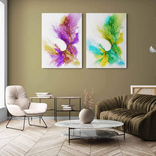 Set de cuadros decorativos con fondo blanco: fusión acuarela de morado y amarillo, y mezcla vibrante de verde, amarillo y turquesa.