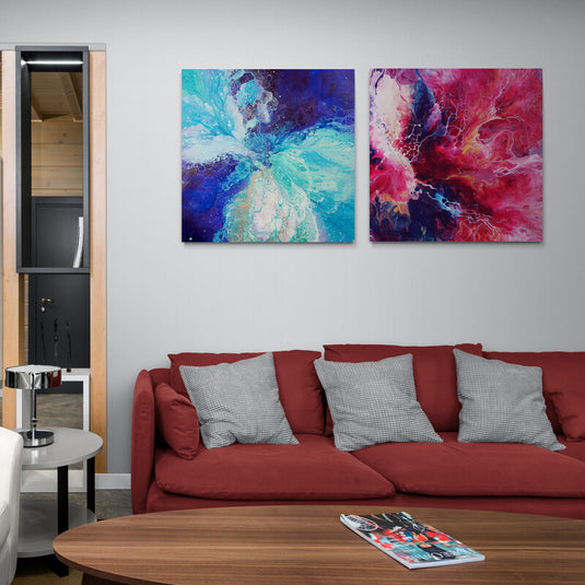 Conjunto de cuadros abstractos en azul y magenta con texturas fluidas.