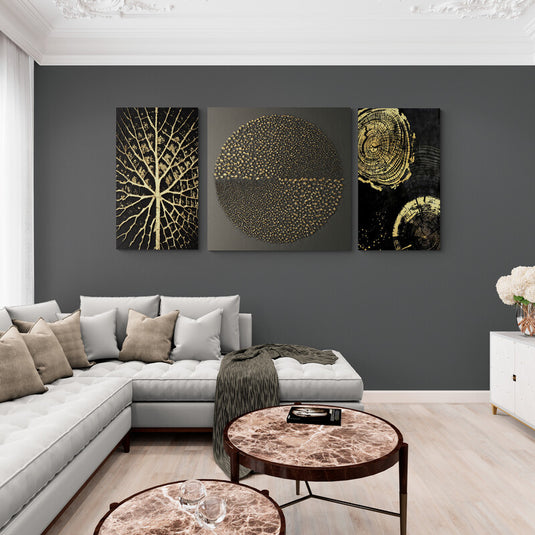 Tríptico decorativo sobre fondo negro: diseño dorado de raíz, círculo con puntos y troncos entrelazados