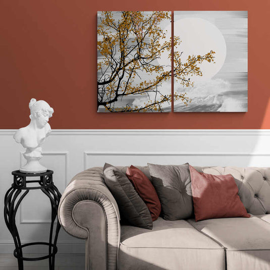 Set de dos cuadros: 1) Árbol con ramas delgadas y hojas amarillas junto a fragmento de luna; 2) Continuación de luna llena sobre fondo gris