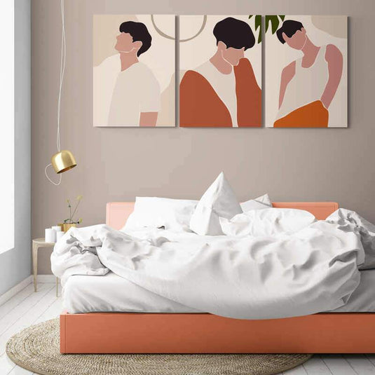 Set de cuadros decorativos con fondo beige: Silueta masculina con camisa beige, camisa beige-naranja y atuendo deportivo con pantalón naranja.