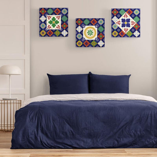 Tríptico decorativo de azulejos de Talavera mexicanos con motivos florales coloridos