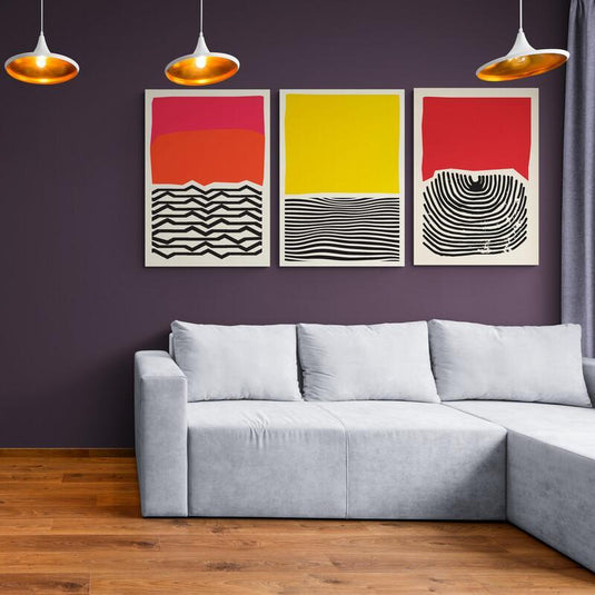 Set de cuadros minimalistas con marialuisa beige: diseño naranja y rojo con líneas negras, cuadrado amarillo con líneas negras y cuadrado rojo con diseño de huella dactilar