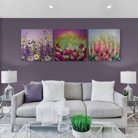 Tríptico abstracto floral con texturas y explosión de color en tonos lavanda, magenta y amarillo