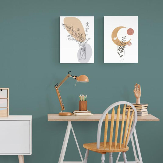 Set de cuadros decorativos sobre fondo blanco: florero de cristal con flores y manchas en tonos gris y beige; media luna beige con círculo salmón y detalles verdes