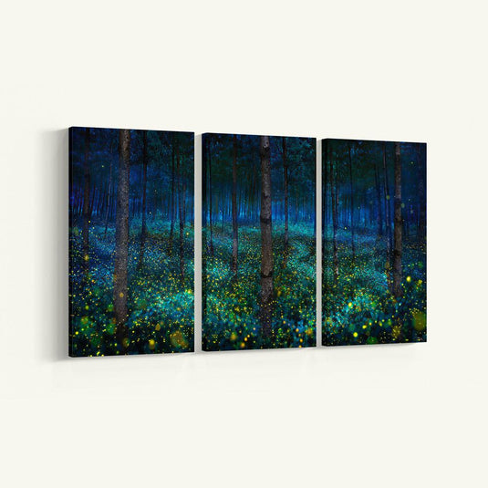 Tríptico de Bosque Nocturno: Lienzos Decorativos con Troncos Oscuros, Vegetación Detallada y Luciérnagas Brillantes en la Noche
