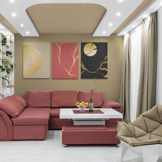 Composición oriental con lunas y líneas doradas en fondos pastel