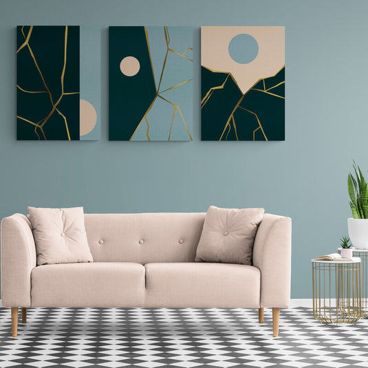 Tríptico geométrico con líneas doradas y círculos en tonos verdes y azules