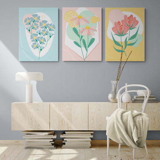 Conjunto de cuadros decorativos con flores en tonos pastel y fondos geométricos