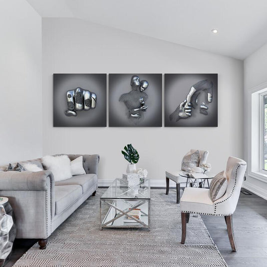 Tríptico digital escultórico metálico de puño, abrazo y manos entrelazadas, representando relaciones humanas