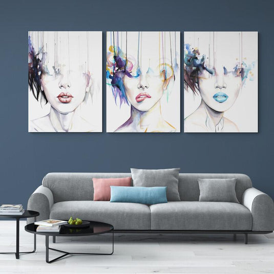 Set de cuadros con rostro de mujer, labios variados en rosa y azul, y colores chorreados sobre mitad del rostro en blanco