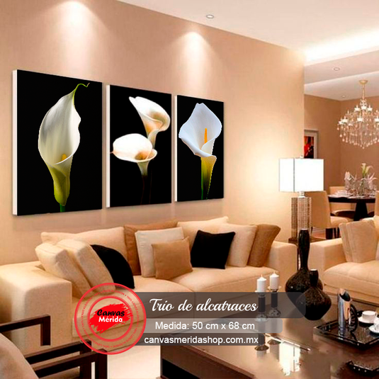 Tríptico decorativo de flores de cala blancas sobre fondo negro