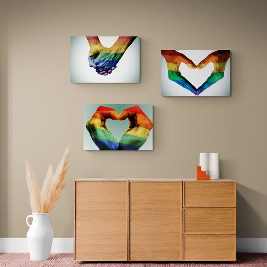 Set de cuadros decorativos con manos formando corazones y gestos de unión pintadas con bandera LGBT – arte moderno de inclusión, amor y orgullo para espacios diversos