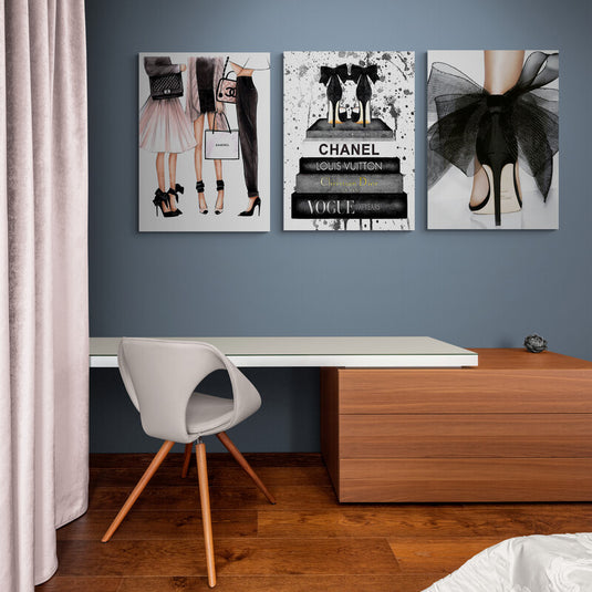Set de cuadros decorativos: siluetas femeninas elegantes con accesorios Chanel, montaña de libros de moda con zapatillas y zapatilla negra destacada sobre blanco."