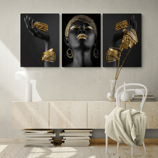 Set de cuadros negros: Mano con pulseras doradas, retrato mujer con labios y aretes dorados, mano con accesorios brillantes