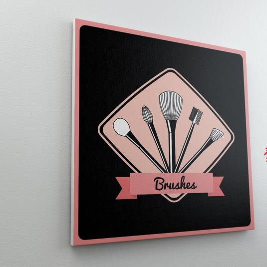 Set de brochas de maquillaje en diseño gráfico minimalista con fondo rosa y negro