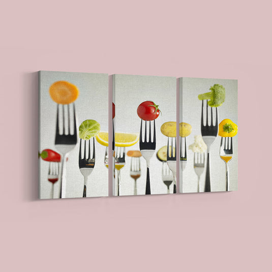 Tríptico decorativo con tenedores sosteniendo frutas y vegetales sobre fondo blanco – arte fotográfico moderno y colorido ideal para cocinas y comedores contemporáneos