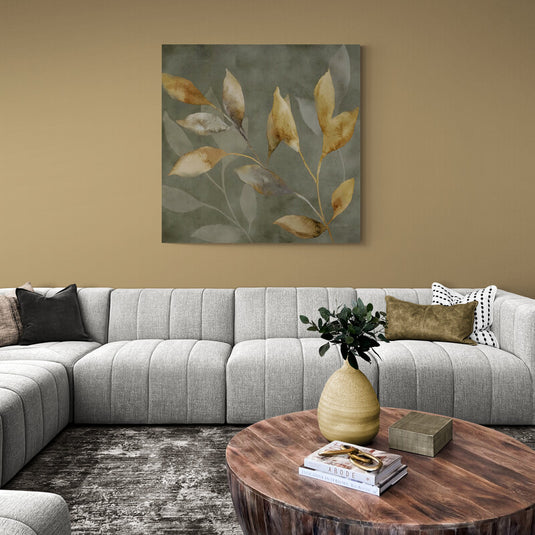 Pintura abstracta de hojas en tonos sepia y dorados sobre fondo texturizado