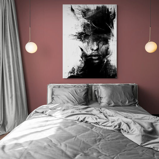 Cuadro abstracto en blanco y negro con un rostro misterioso decorando un dormitorio elegante con paredes terracota.