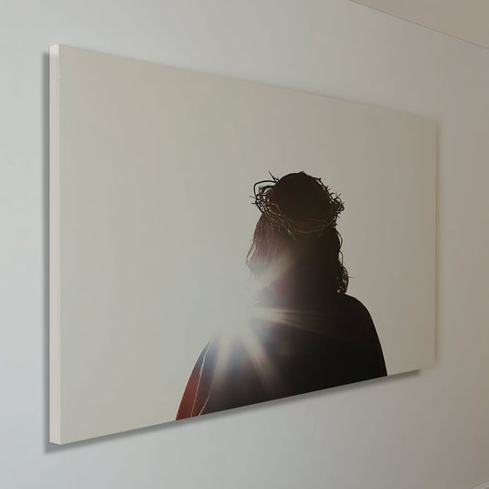 Silueta de Jesús con corona de espinas iluminada por un rayo de luz en fondo minimalista.