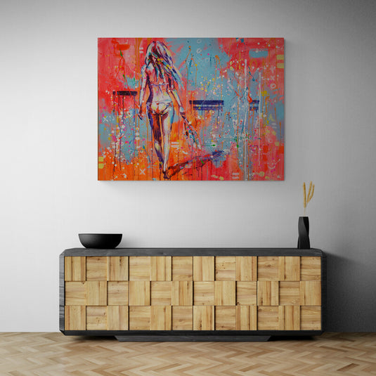 Pintura abstracta con figura femenina de espaldas en tonos vibrantes de rojo, naranja y azul.