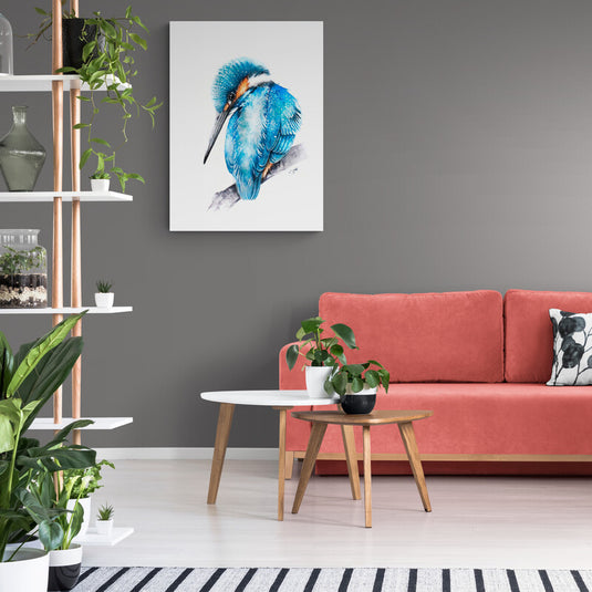 Cuadro Decorativo de Martín Pescador en Tonos Azules y Naranjas sobre Tronco Gris en Fondo Blanco