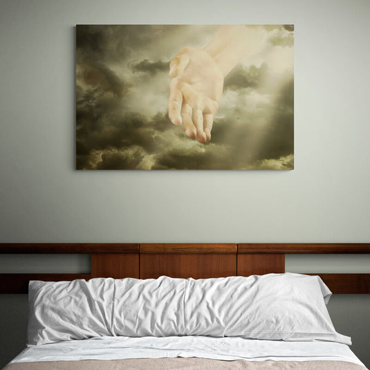 Mano extendida desde el cielo con luz divina entre nubes oscuras.