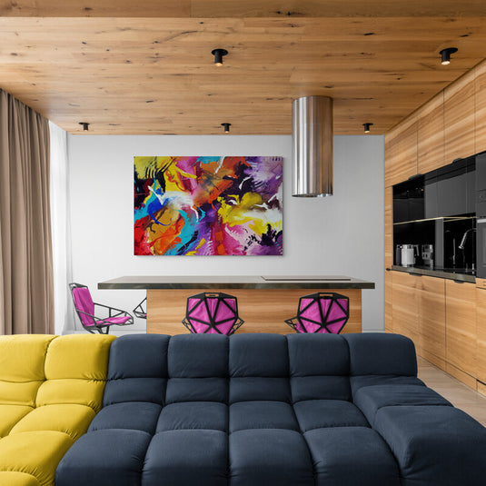 Cuadro abstracto con pinceladas dinámicas y colores vibrantes como amarillo, fucsia y azul.