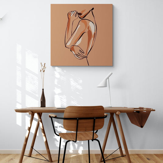 Arte minimalista con silueta femenina en tonos cálidos tierra para decoración moderna y elegante